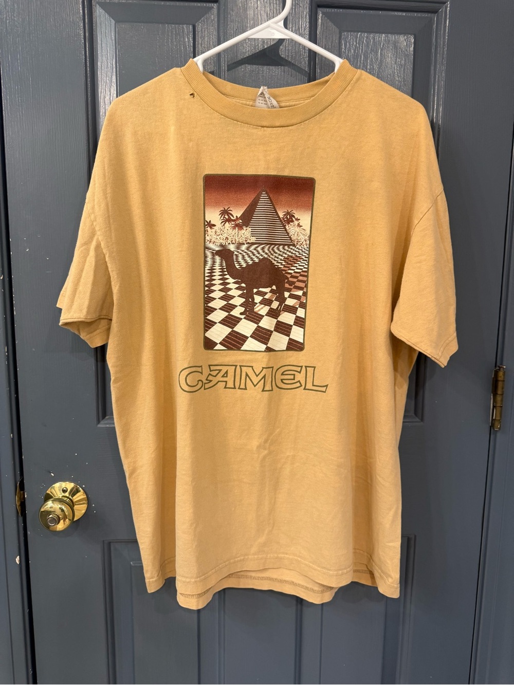 Rare Vintage 90s CAMEL pyramid, illuminati t-shirt size XL